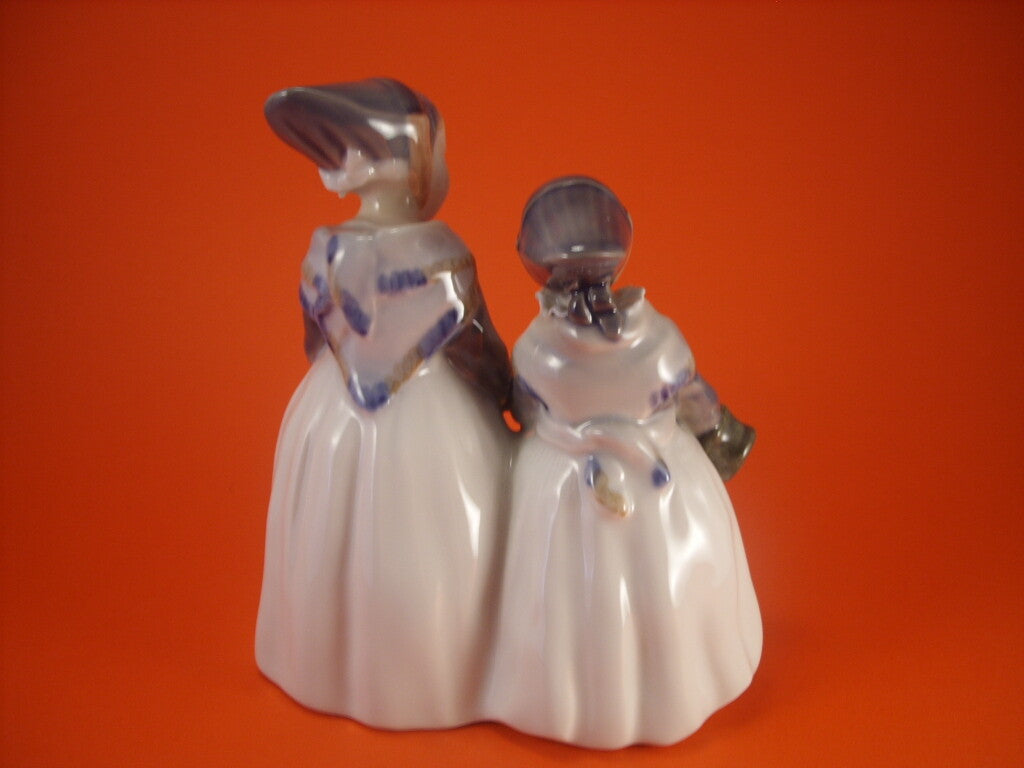 Statuina in "Ragazza di Amager" Cod 1316 Royal Copenhagen porcellana autentica, 19 cm
