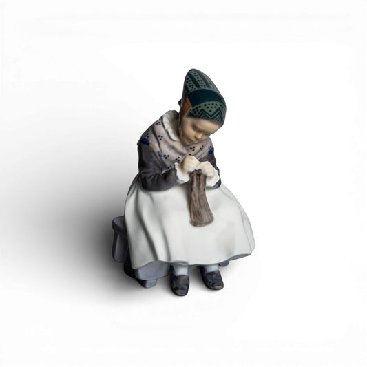Royal Copenhagen Statuina "Ragazza di Amager Cuce" Cod 1314 porcellana dipinta a mano, 15 cm