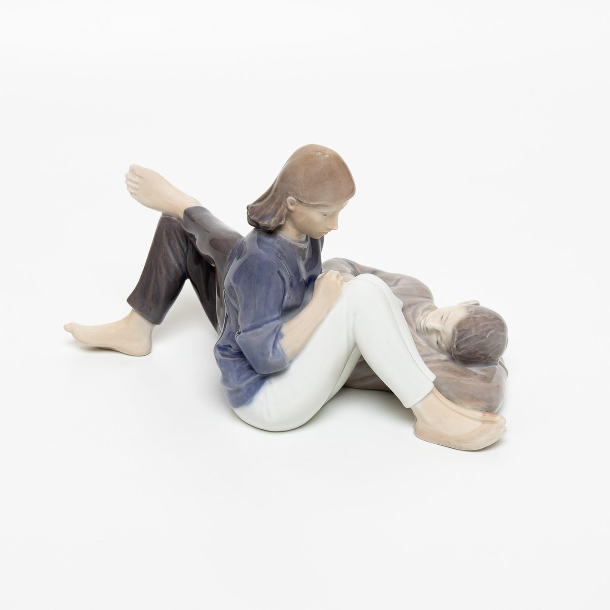 Royal Copenhagen Statuina "Ragazzi che Leggono" Cod 4649 (Difetto) porcellana dipinta a mano, 11 cm