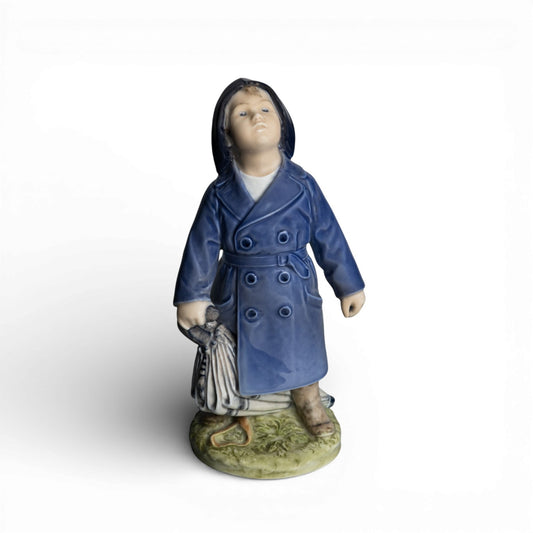 Royal Copenhagen Statuina "Ragazzo con Impermeabile" Cod 3556 porcellana dipinta a mano, 18 cm