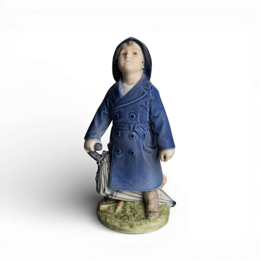 Statuina "Ragazzo con Impermeabile" Cod 3556 Royal Copenhagen porcellana autentica, 18 cm
