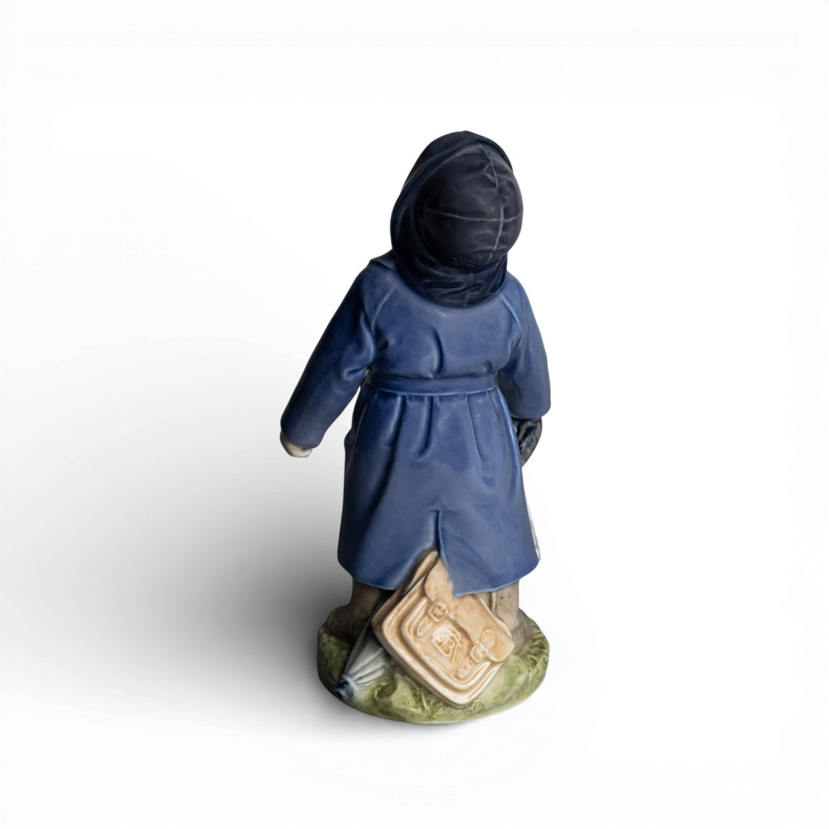 Royal Copenhagen Statuina "Ragazzo con Impermeabile" Cod 3556 decorazione porcellana da collezione, 18 cm