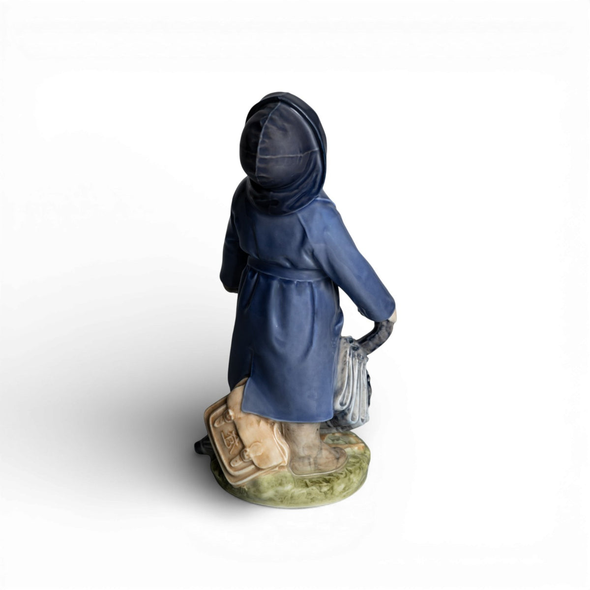 Statuina "Ragazzo con Impermeabile" Cod 3556 porcellana pezzo da collezione, 18 cm