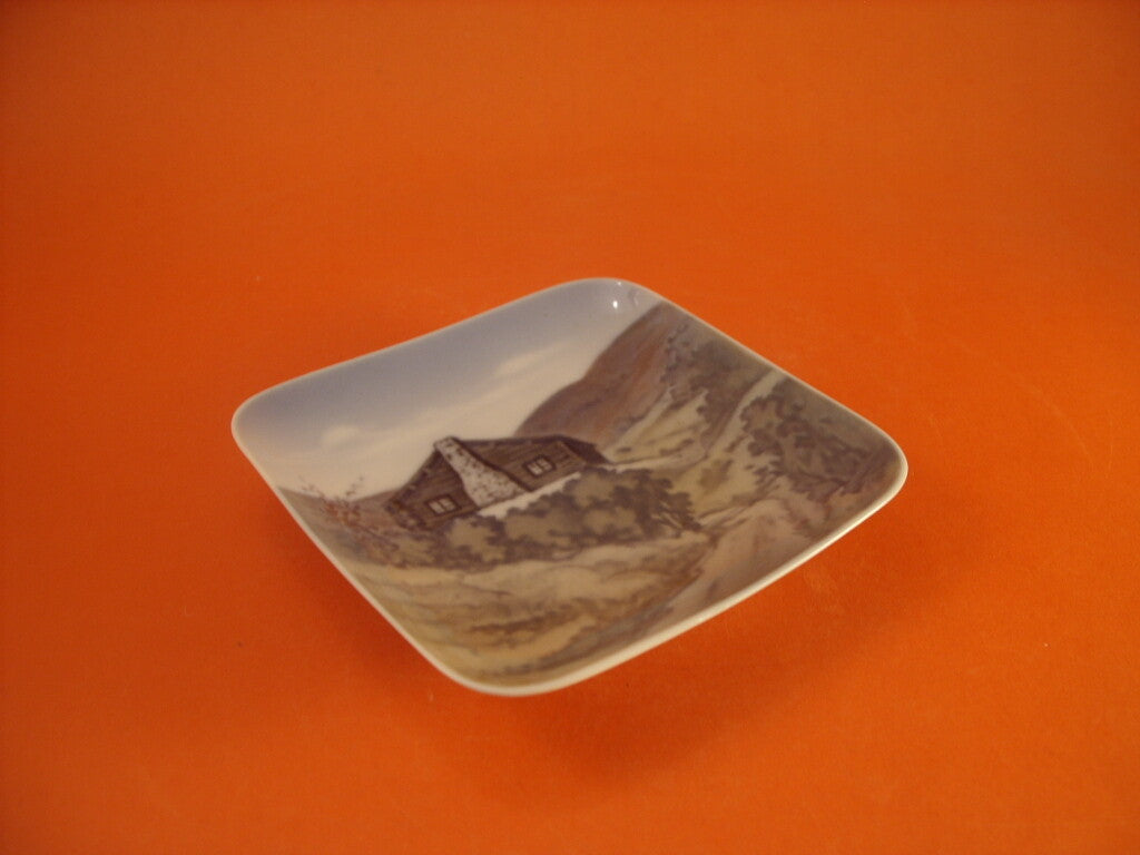 Royal Copenhagen porcellana artistica Blockhuset Rebild, motivo in rilievo, collezione danese