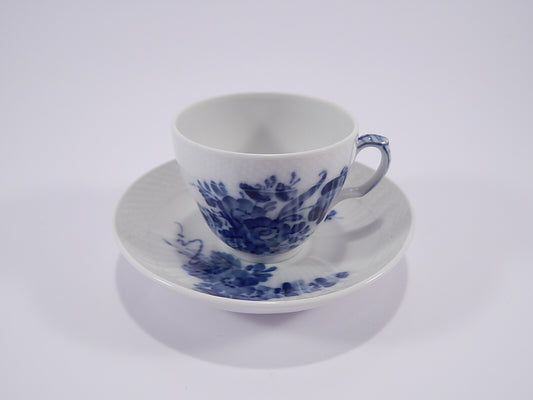 Tazza con piattino Royal Copenhagen Blue Flower Braided in porcellana danese