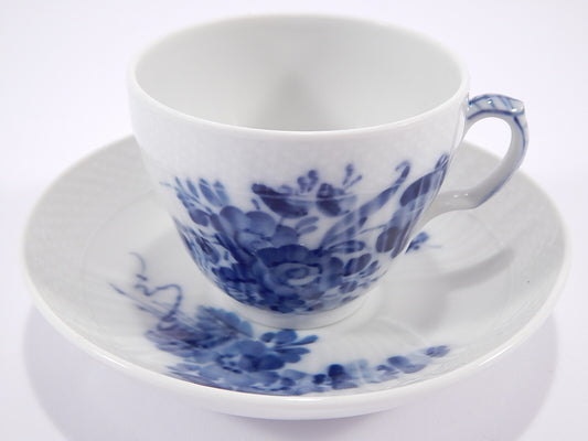 Decoro floreale blu cobalto e bordo intrecciato dipinti a mano sotto smalto