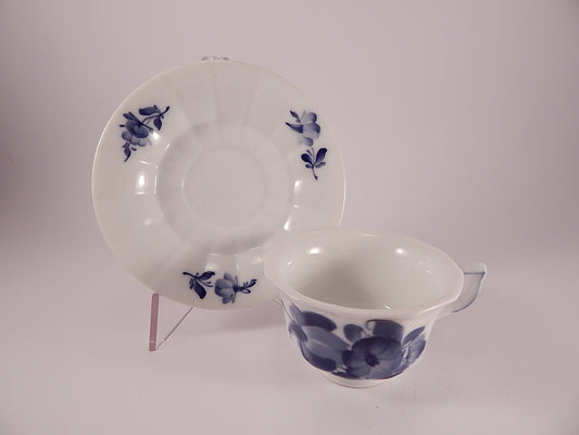 Tazza da tè con piattino Royal Copenhagen Blue Flower Curved in porcellana danese