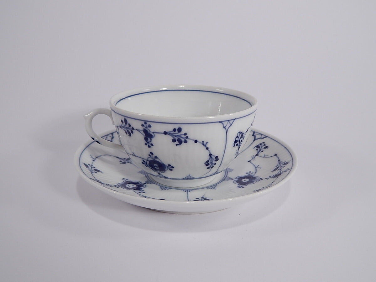 Decoro a scanalature blu su fondo bianco, collezione Blue Fluted Plain