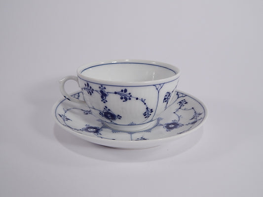 Decoro a scanalature blu su fondo bianco, collezione Blue Fluted Plain, 13cm