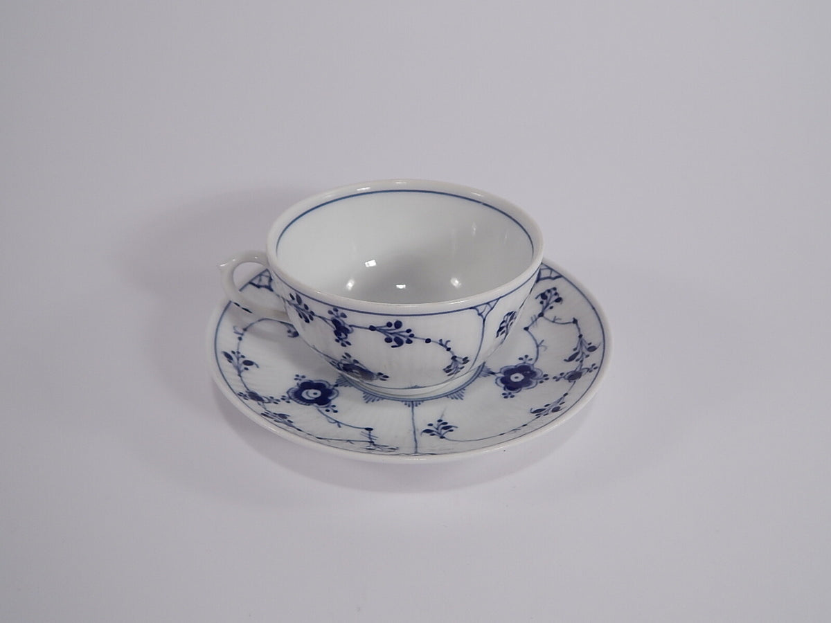 Marchio Royal Copenhagen con Corona e tre Linee Ondulate su tazza e piattino