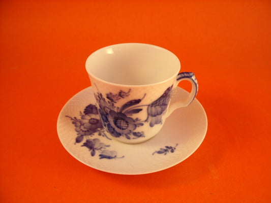Tazzina con piattino Royal Copenhagen Blue Flower Curved in porcellana danese