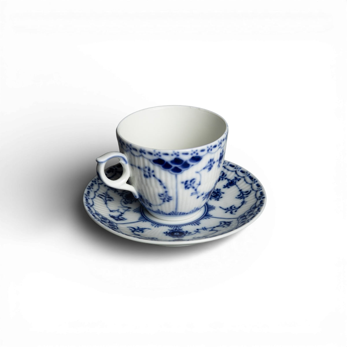 Decoro a scanalature blu e bordo traforato, collezione Blue Fluted Half Lace