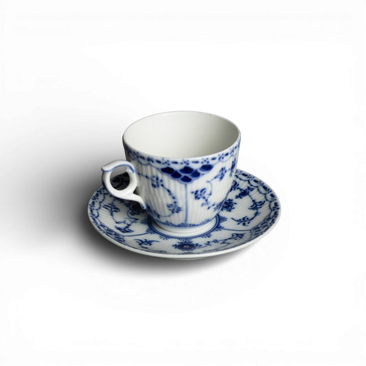 Decoro a scanalature blu e bordo traforato, collezione Blue Fluted Half Lace