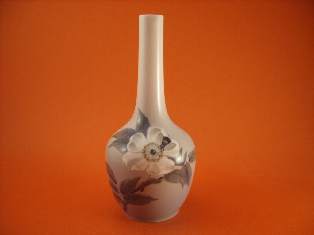 Royal Copenhagen Vaso in "Ape sul Fiore" cod 1659/43 porcellana dipinta a mano, cm 20