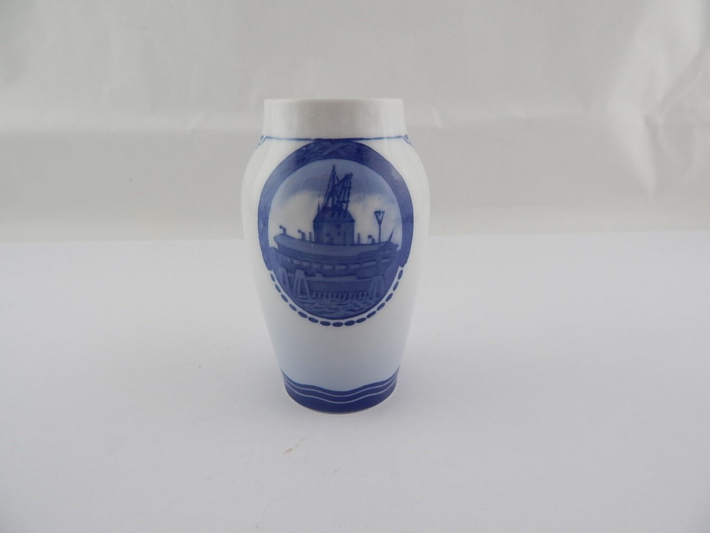 Royal Copenhagen Vaso in "Art Nouveau" primi '900 porcellana dipinta a mano, cm 14