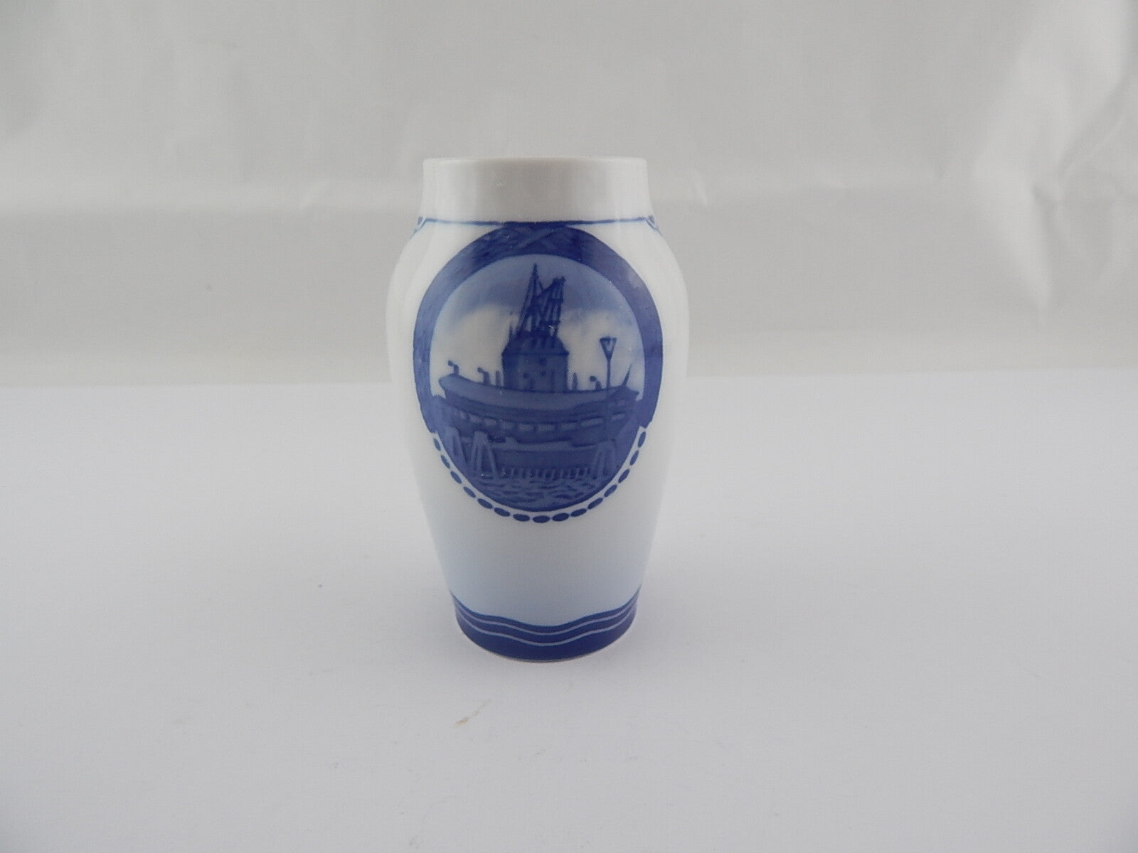Royal Copenhagen Vaso in "Art Nouveau" primi '900 porcellana dipinta a mano, cm 14