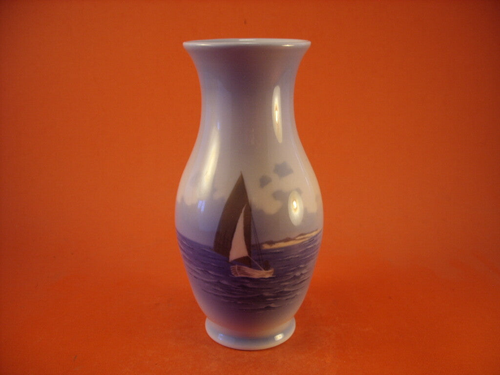Royal Copenhagen Vaso in "Barca a Vela" cod 2765/2289 porcellana dipinta a mano, cm 18