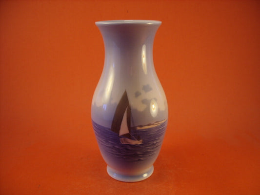 Royal Copenhagen Vaso in "Barca a Vela" cod 2765/2289 porcellana dipinta a mano, cm 18