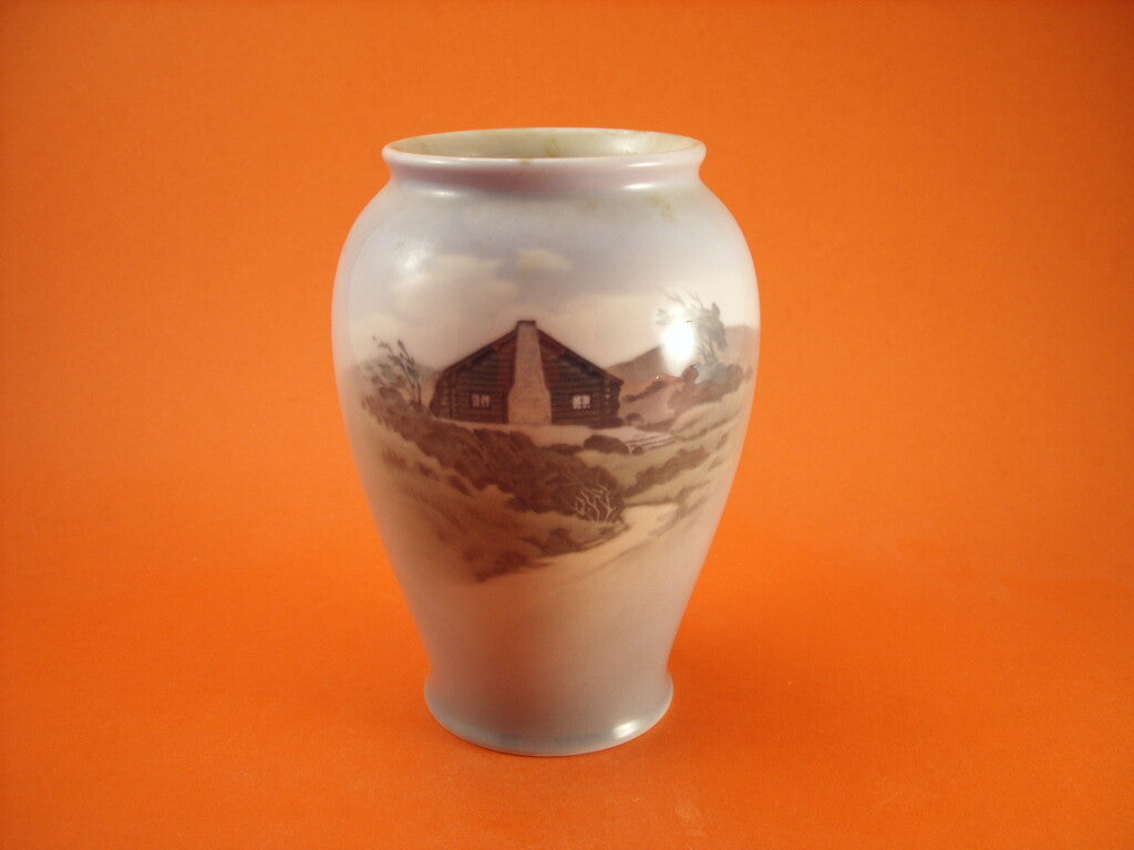 Royal Copenhagen Vaso in "Casa in Montagna" cod 3644 porcellana dipinta a mano, cm 15