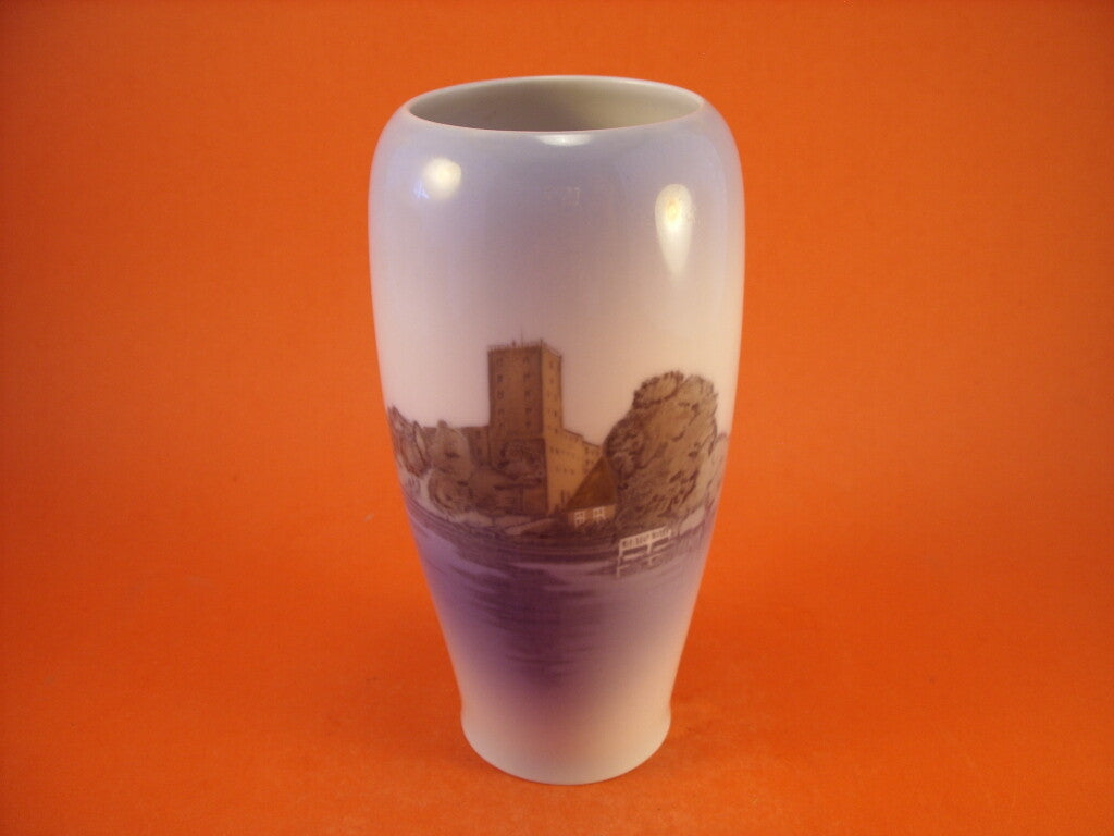 Royal Copenhagen Vaso in "Castello di Kolding" cod 4444 porcellana dipinta a mano, cm 17