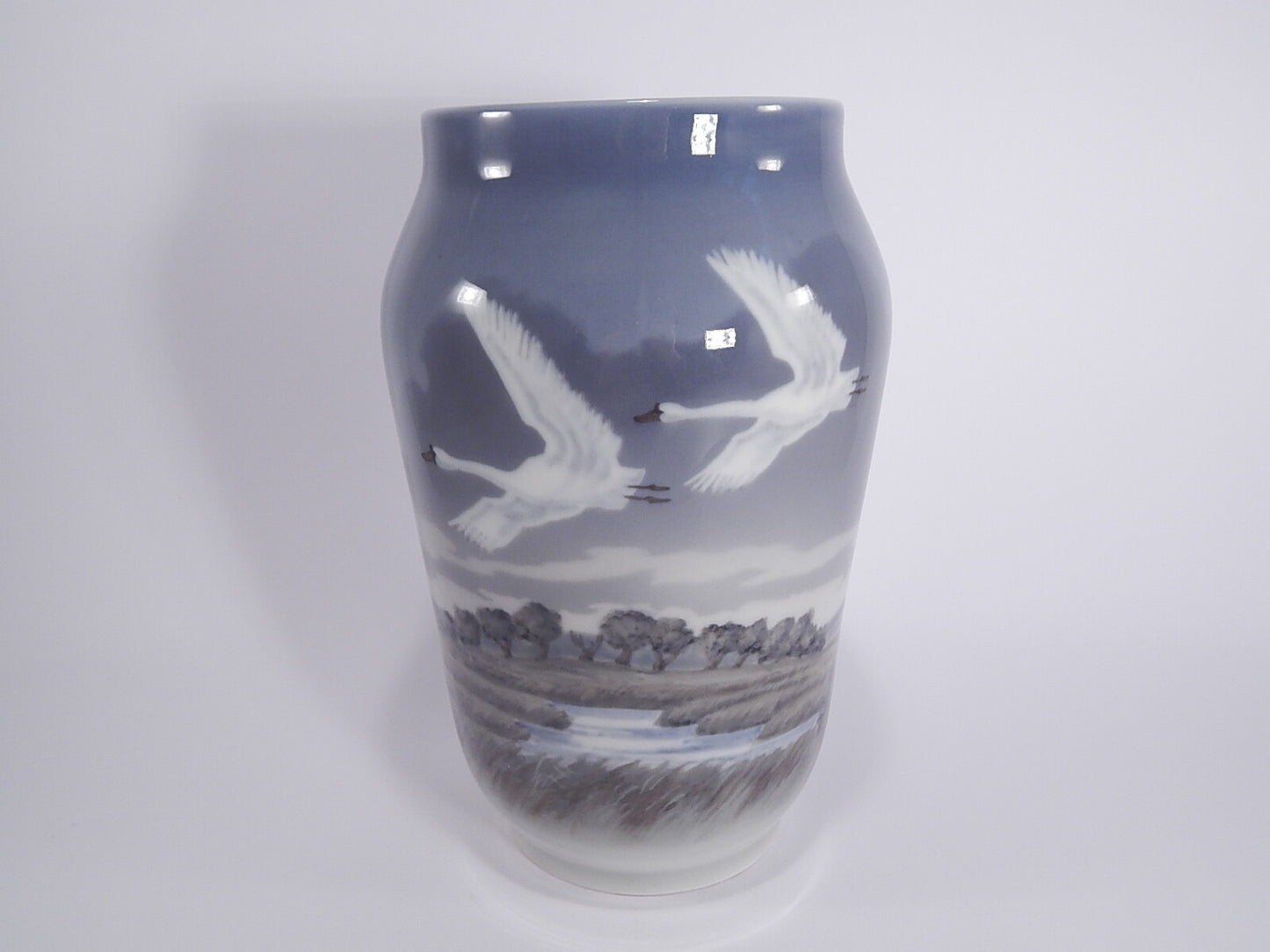 Royal Copenhagen Vaso in "Cigni in Volo" cod 1955/1217 porcellana dipinta a mano, cm 26 #1