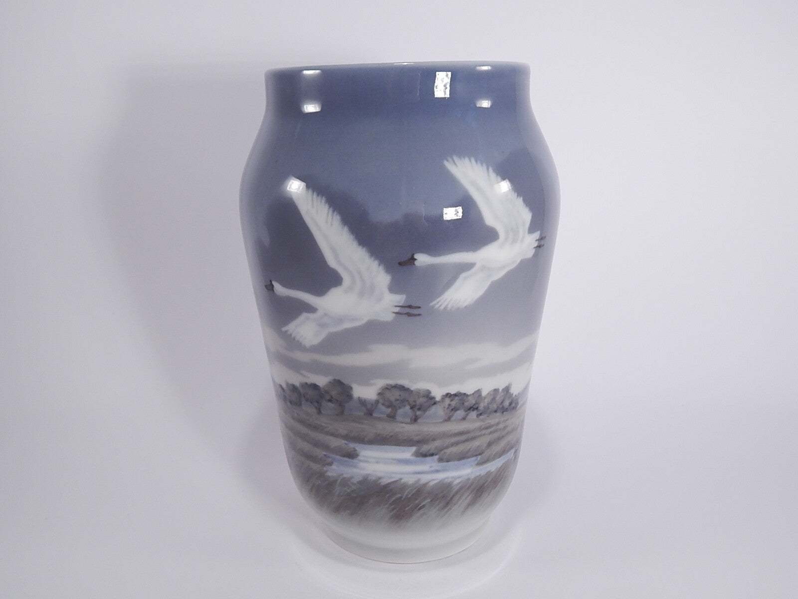 Royal Copenhagen Vaso in "Cigni in Volo" cod 1955/1217 porcellana dipinta a mano, cm 26 #1