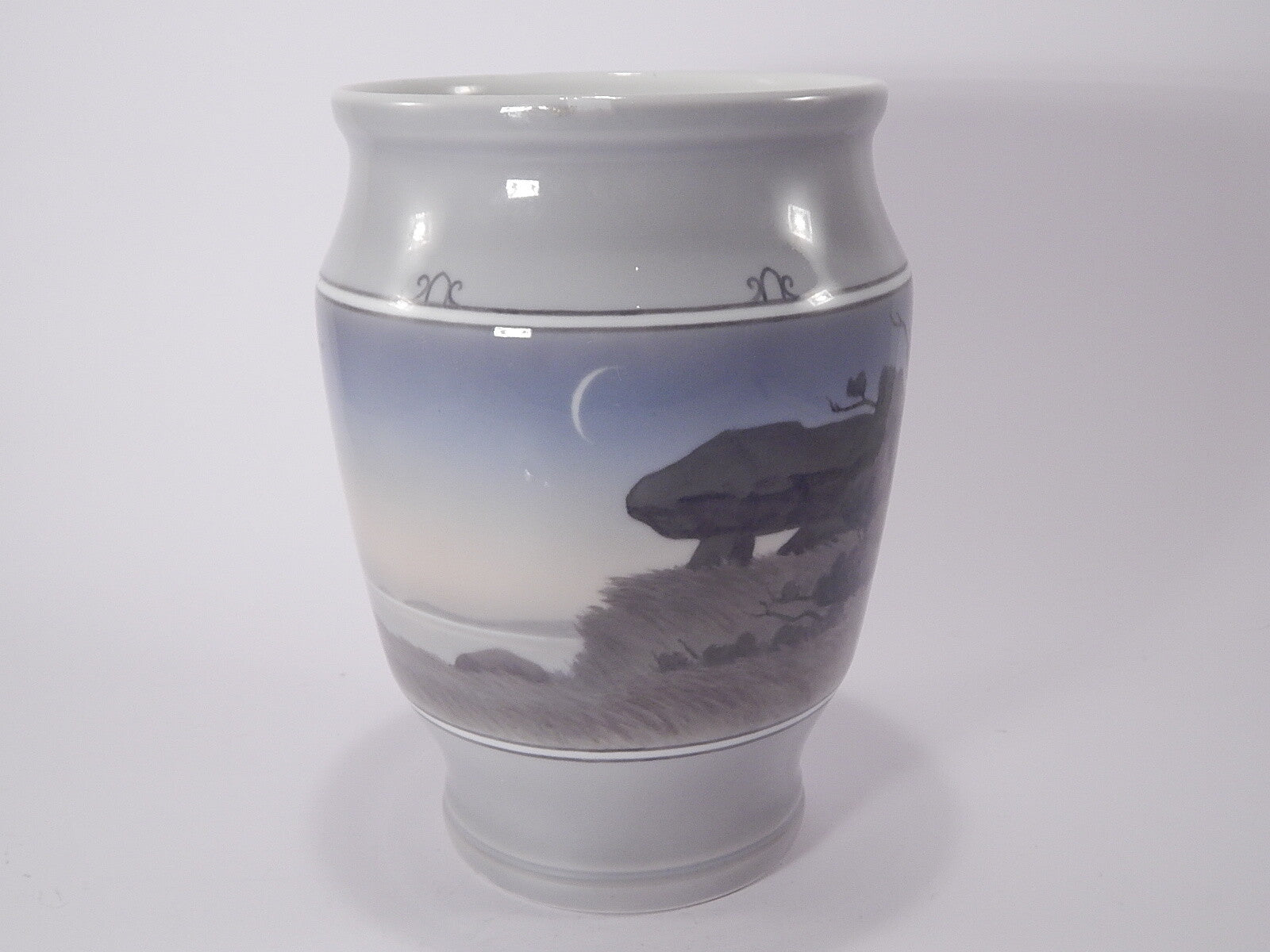 Royal Copenhagen Vaso in "Dolmen e la Luna" cod 2192/1906 porcellana dipinta a mano, cm 24