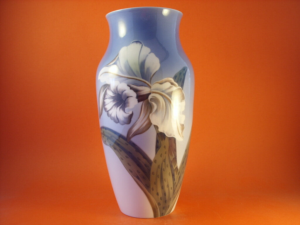 Royal Copenhagen Vaso in "Fiori Bianchi" cod 2640/137 porcellana dipinta a mano, cm 32