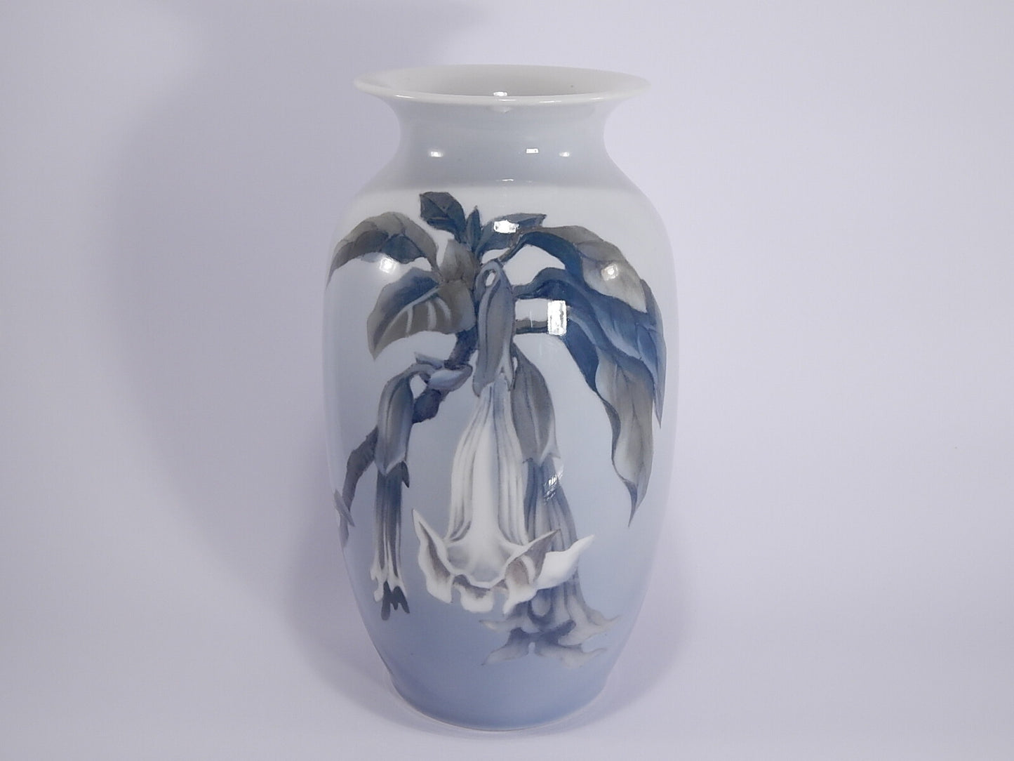 Royal Copenhagen Vaso in "Fiori Bianchi" cod 2687/2983 porcellana dipinta a mano, cm 32,5