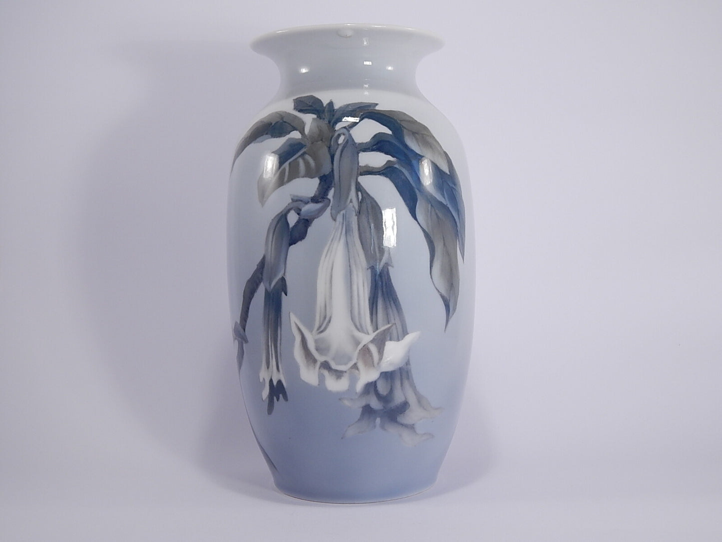 Vaso in "Fiori Bianchi" cod 2687/2983 Royal Copenhagen porcellana autentica, cm 32,5