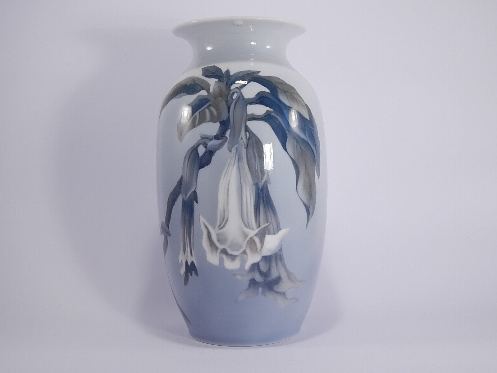 Vaso in "Fiori Bianchi" cod 2687/2983 Royal Copenhagen porcellana autentica, cm 32,5