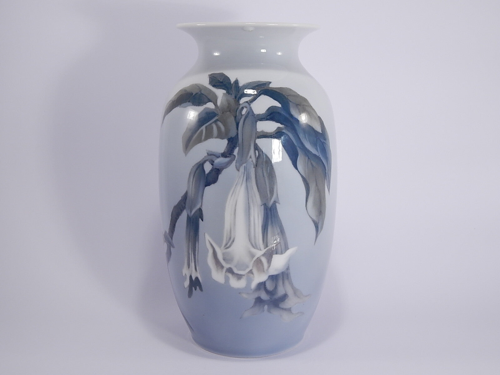 Royal Copenhagen Vaso in "Fiori Bianchi" cod 2687/2983 decorazione porcellana da collezione, cm 32,5