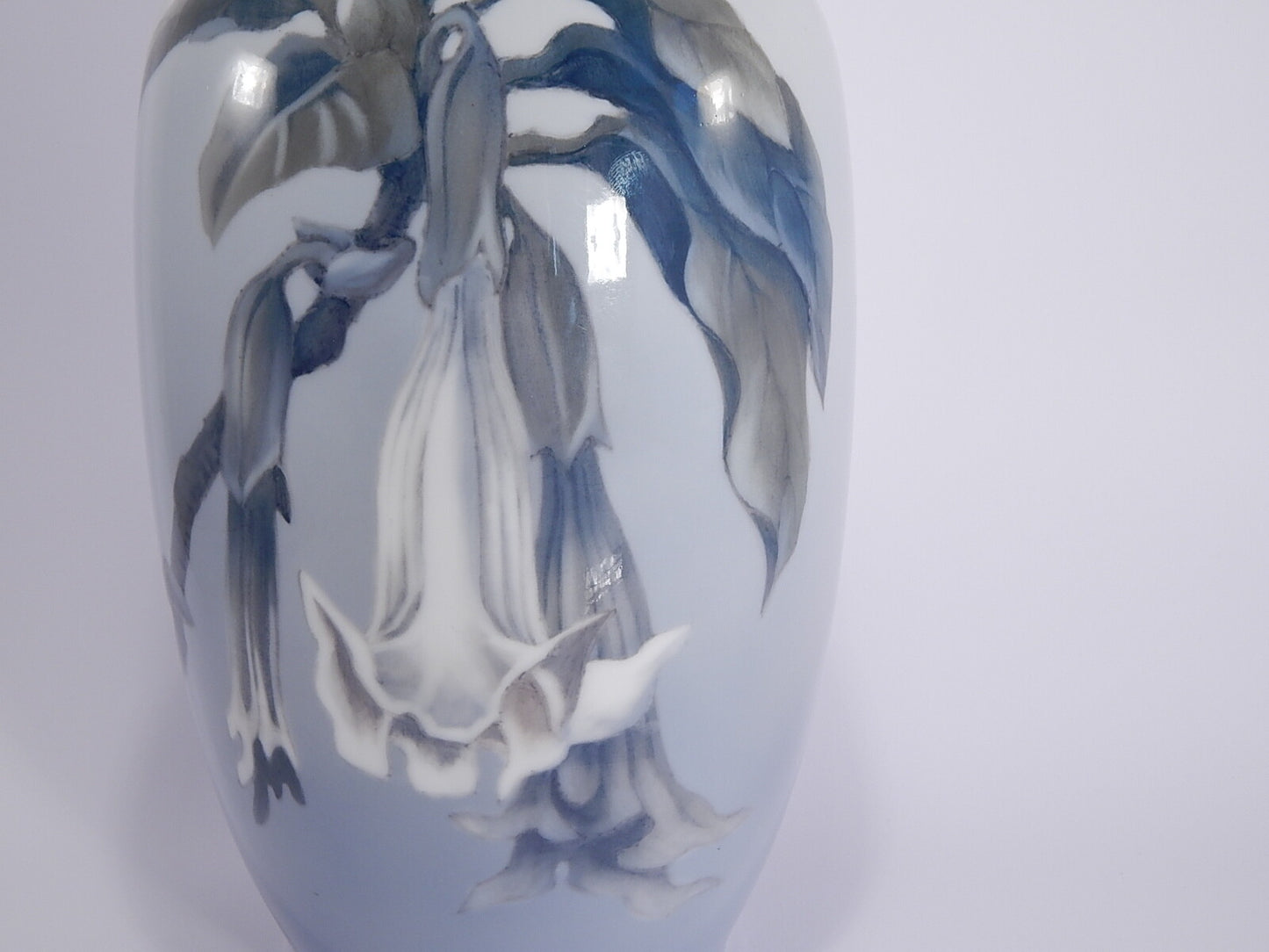 Vaso in "Fiori Bianchi" cod 2687/2983 porcellana pezzo da collezione, cm 32,5