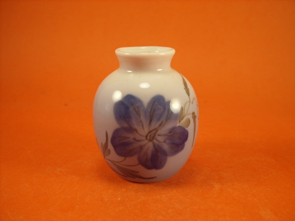 Royal Copenhagen Vaso in "Fiori Blu" cod 2800/1259 porcellana dipinta a mano, cm 6