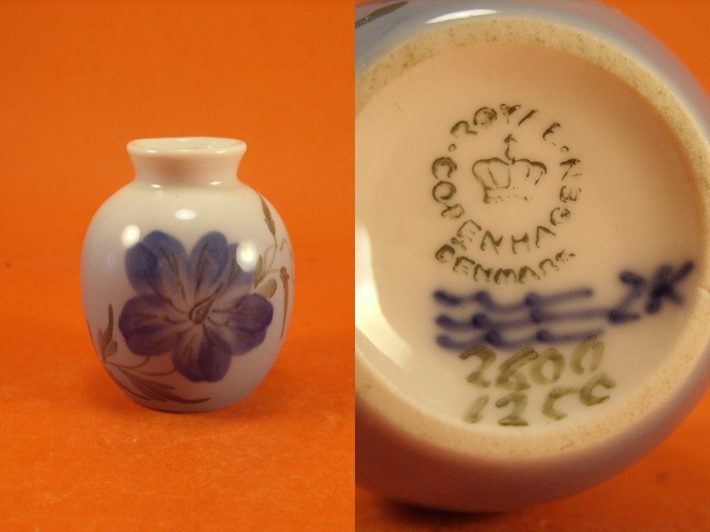 Royal Copenhagen Vaso in "Fiori Blu" cod 2800/1259 decorazione porcellana da collezione, cm 6