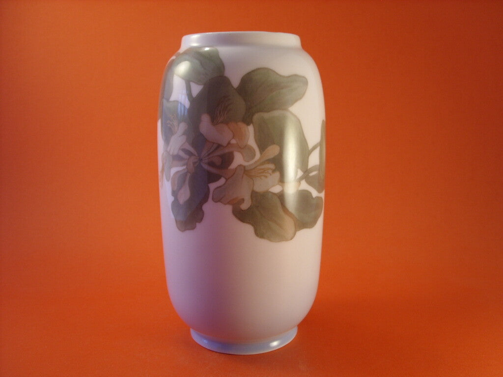 Royal Copenhagen Vaso in "Fiori Rosa" cod 330/107 porcellana dipinta a mano, cm 21