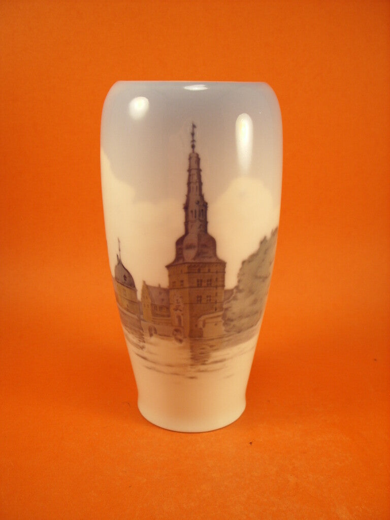 Royal Copenhagen Vaso in "Frederiksberg" cod 4569 porcellana dipinta a mano, cm 17
