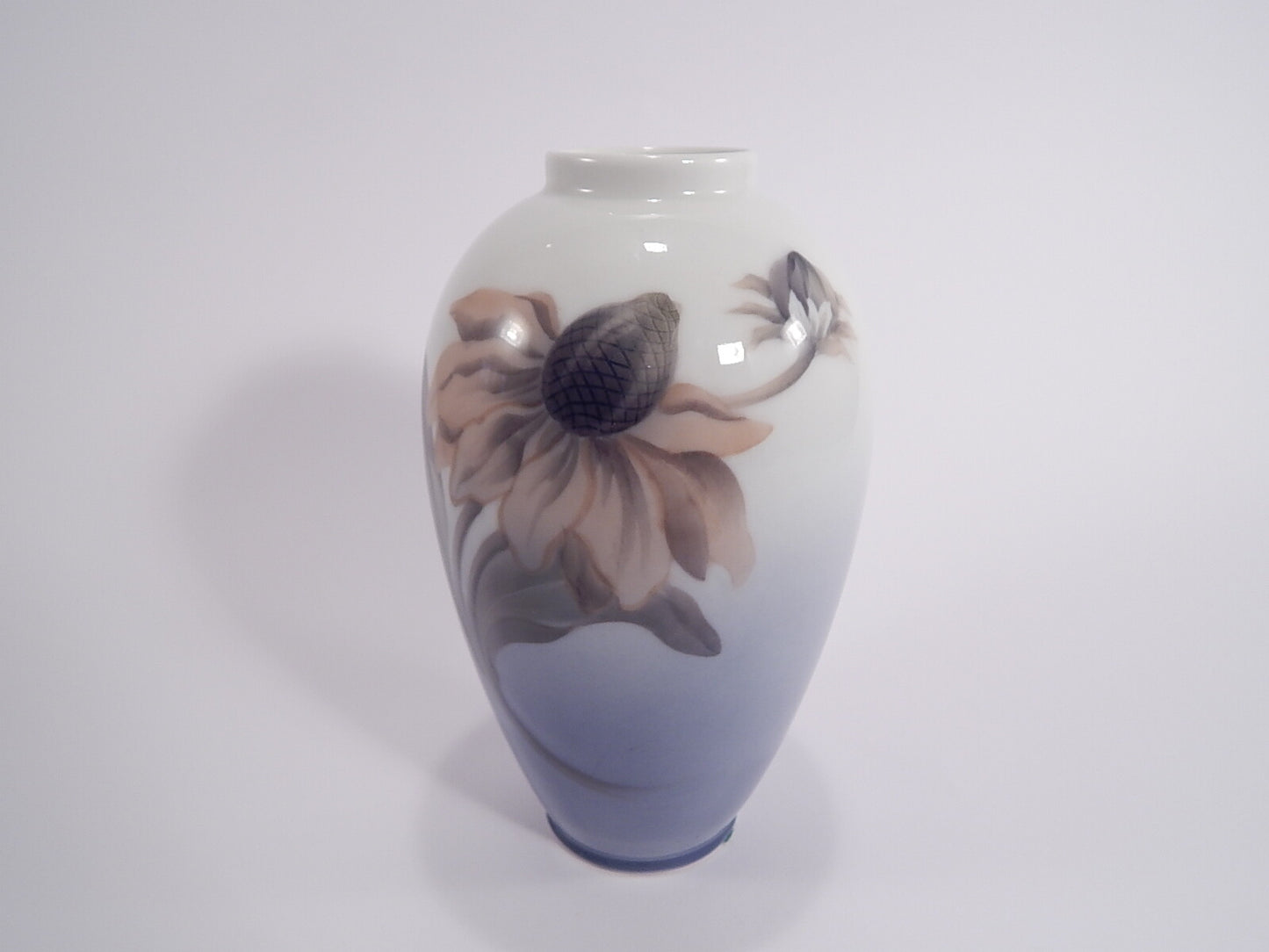 Royal Copenhagen Vaso in "Girasole" cod 2680/47C porcellana dipinta a mano, cm 18