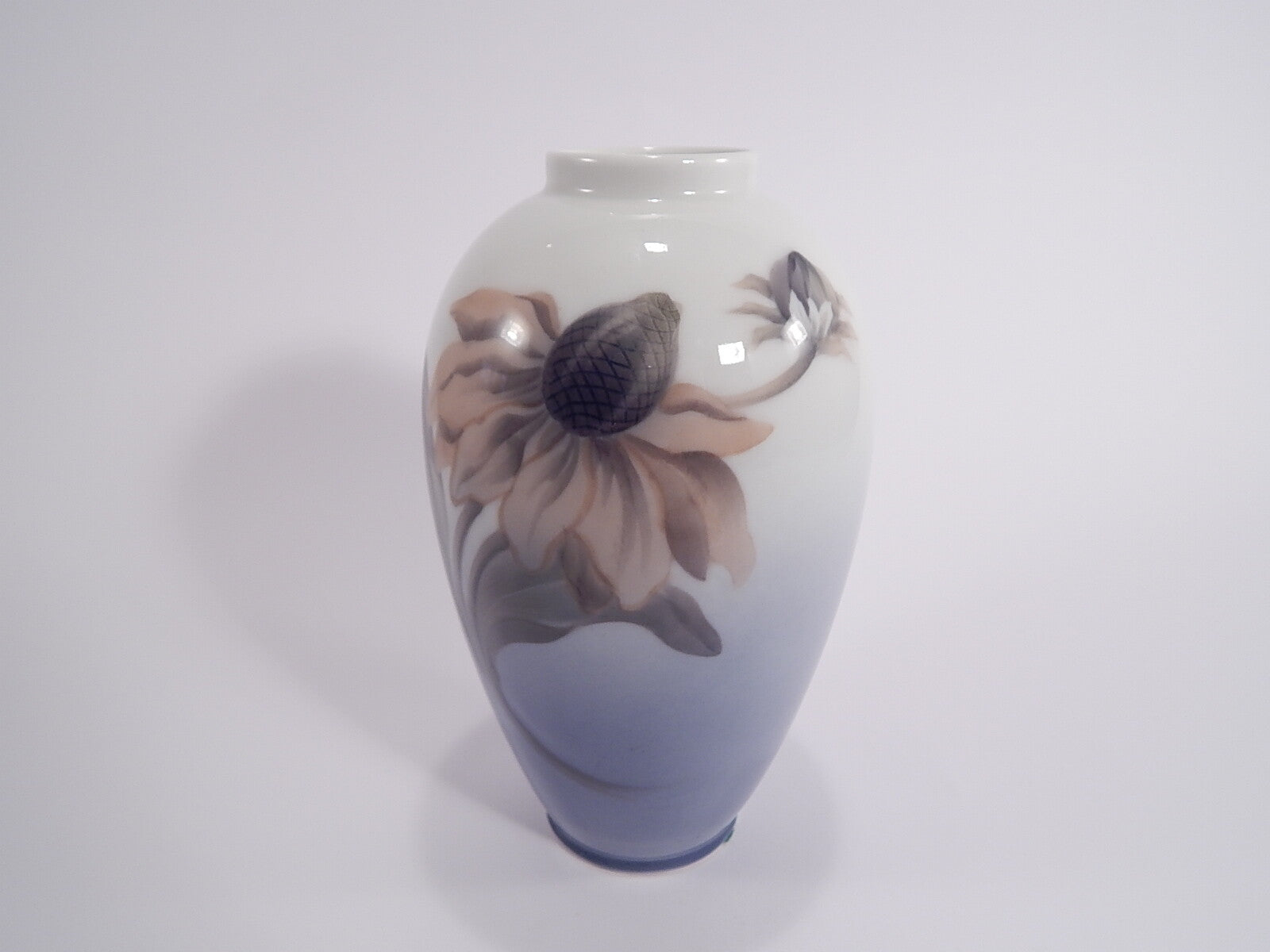 Royal Copenhagen Vaso in "Girasole" cod 2680/47C porcellana dipinta a mano, cm 18