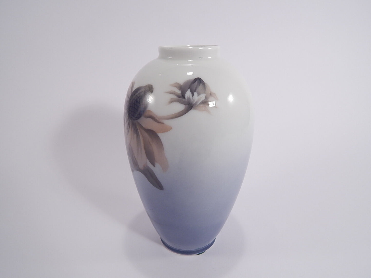 Royal Copenhagen Vaso in "Girasole" cod 2680/47C decorazione porcellana da collezione, cm 18