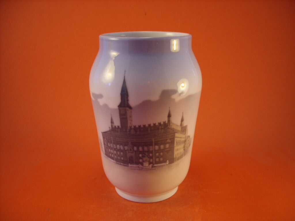 Royal Copenhagen Vaso in "Il Municipio di Copenhagen" cod 4564 porcellana dipinta a mano, cm 17