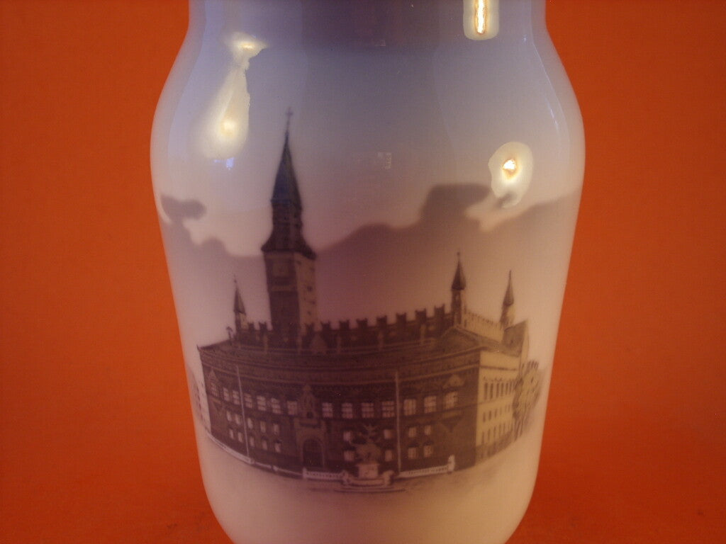 Vaso in "Il Municipio di Copenhagen" cod 4564 Royal Copenhagen porcellana autentica, cm 17