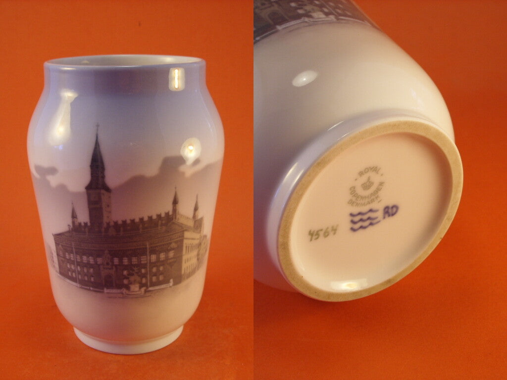 Royal Copenhagen Vaso in "Il Municipio di Copenhagen" cod 4564 decorazione porcellana da collezione, cm 17