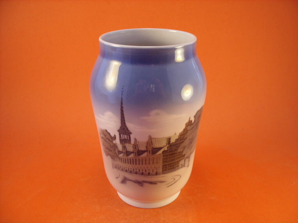 Royal Copenhagen Vaso in "Il Palazzo della Borsa" cod 4565 porcellana dipinta a mano, cm 17