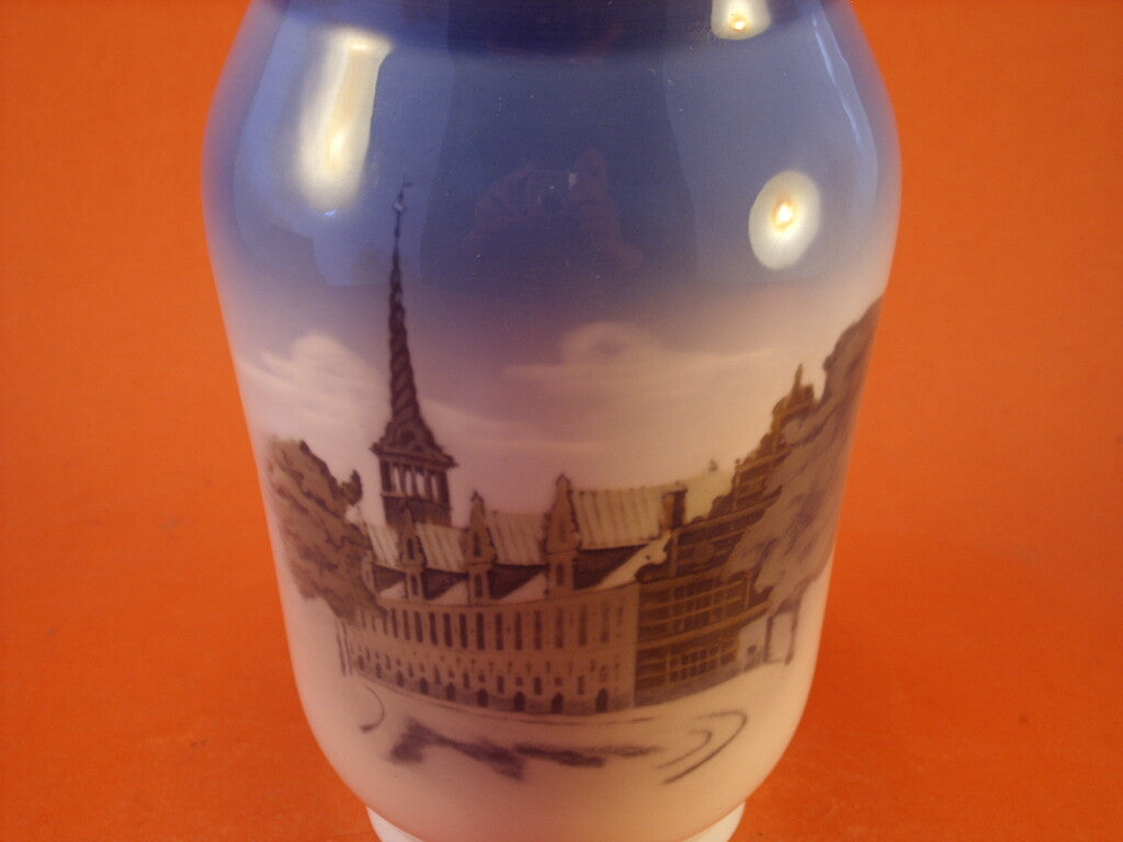 Vaso in "Il Palazzo della Borsa" cod 4565 Royal Copenhagen porcellana autentica, cm 17