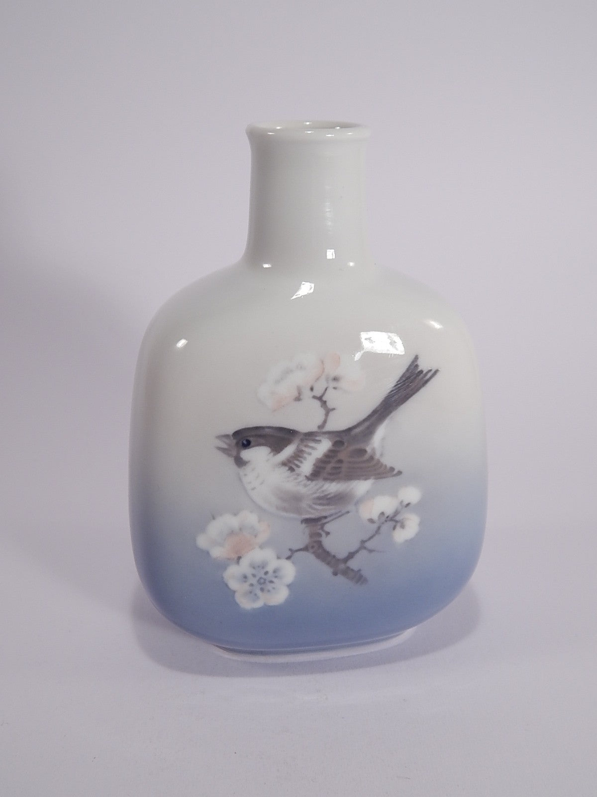Vaso in "Il Passerotto" cod 4878 Royal Copenhagen porcellana autentica, cm 15