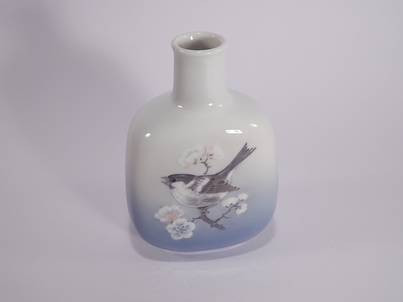 Royal Copenhagen Vaso in "Il Passerotto" cod 4878 decorazione porcellana da collezione, cm 15