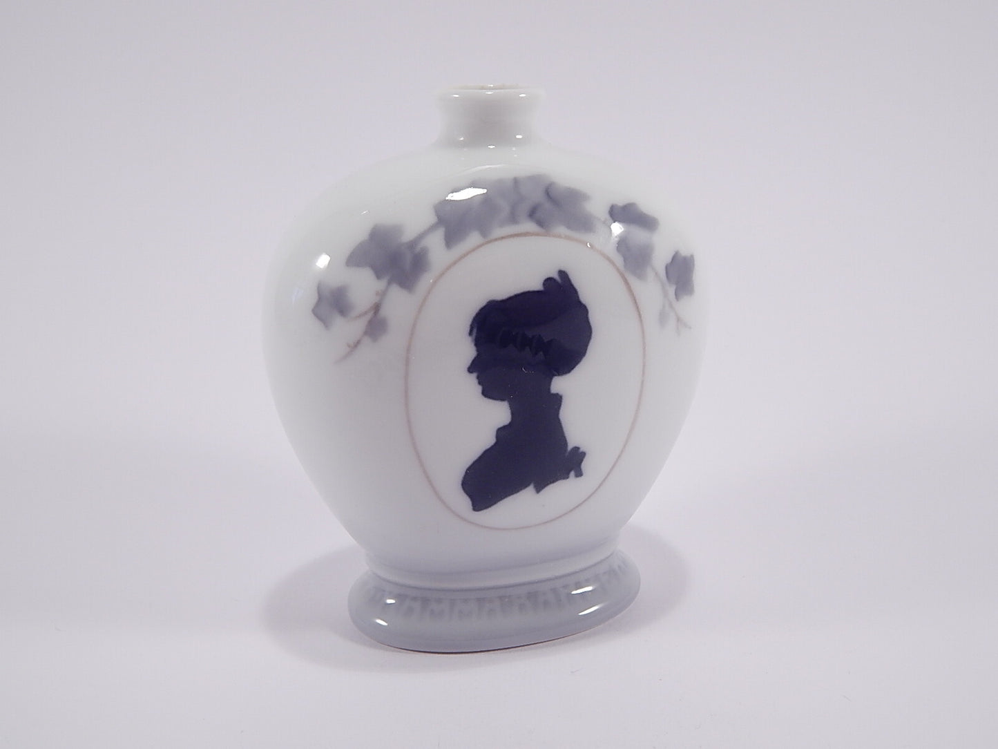 Royal Copenhagen Vaso in "Knud Lyne Rahbek" cod 132 porcellana dipinta a mano, cm 12