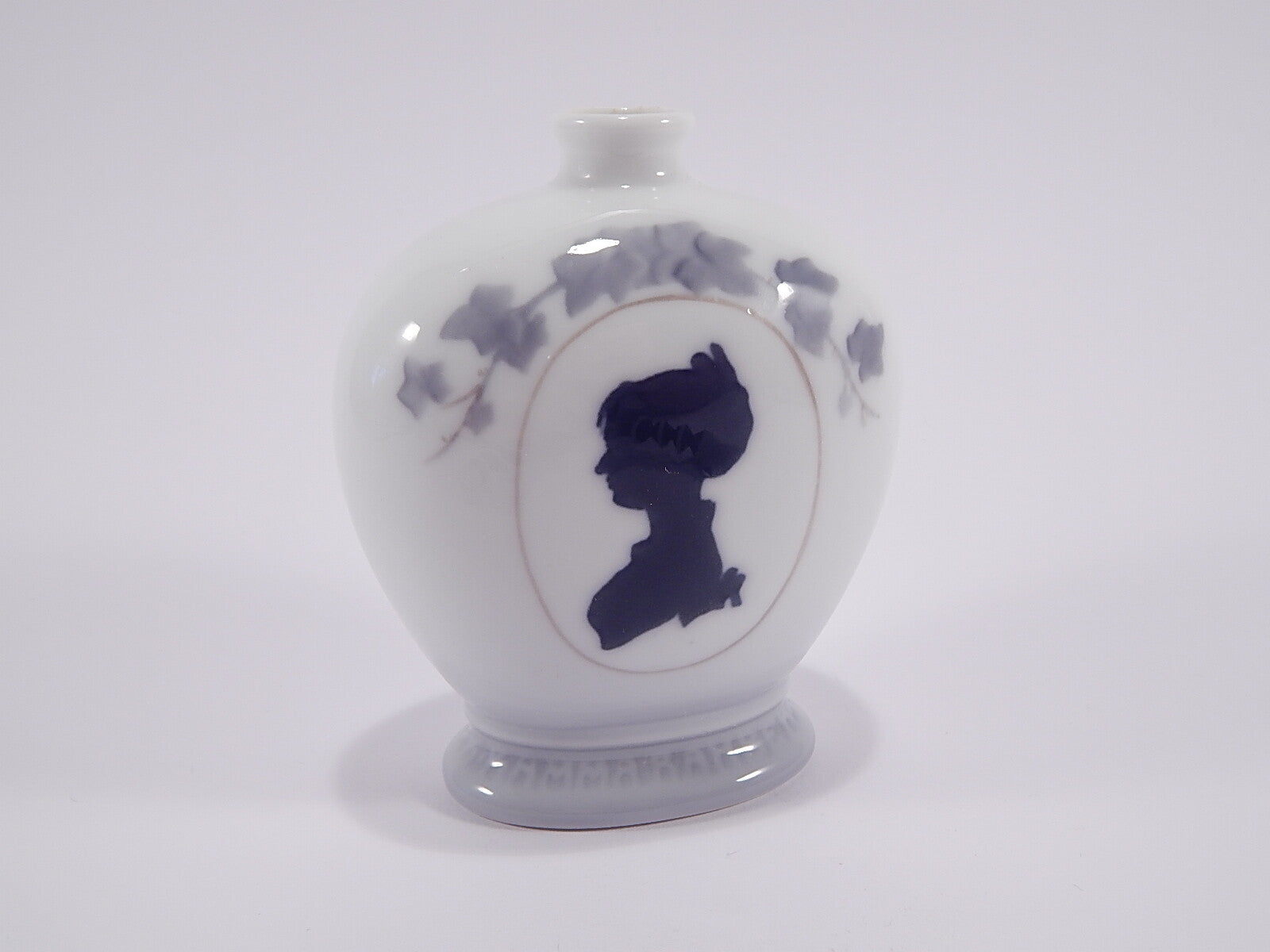 Royal Copenhagen Vaso in "Knud Lyne Rahbek" cod 132 porcellana dipinta a mano, cm 12