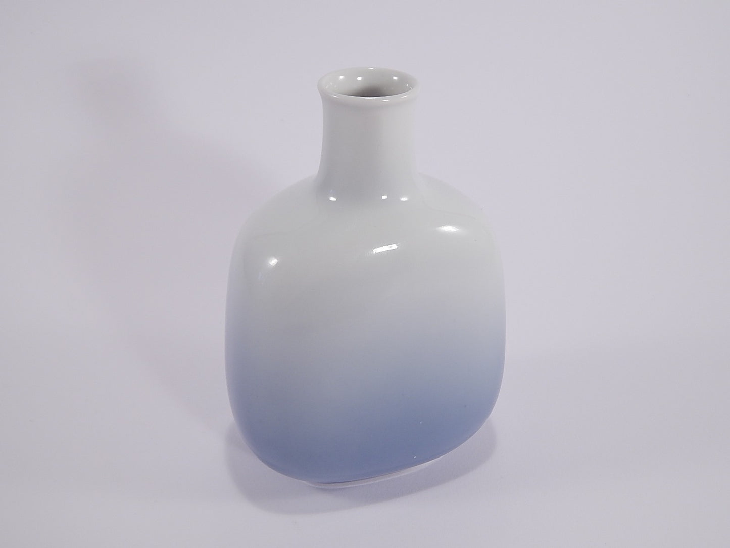 Royal Copenhagen Vaso in "Le More" cod 288/4646 decorazione porcellana da collezione, cm 15
